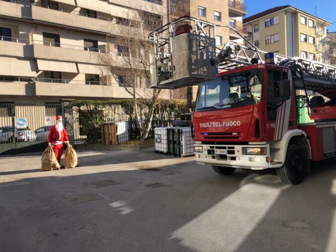 Babbo Natale arriva con l’autoscala dei Vigili del fuoco nel reparto pediatrico del Santa Croce e Carle di Cuneo 11