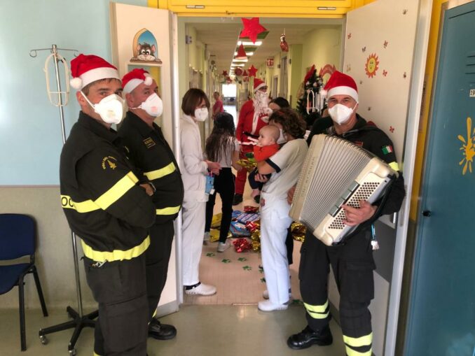 Babbo Natale arriva con l’autoscala dei Vigili del fuoco nel reparto pediatrico del Santa Croce e Carle di Cuneo 3