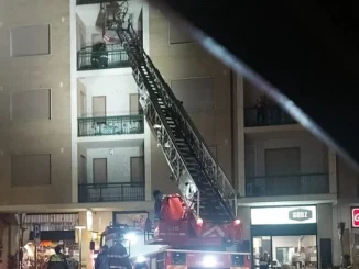 Intervento dei Vigili del fuoco con l'autoscala in corso Langhe ad Alba