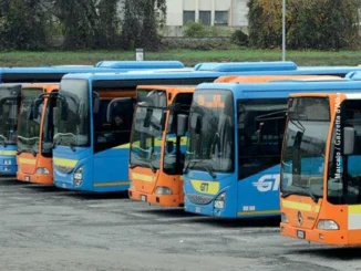 A Canale i pullman non si fermano se sono pieni o gli studenti non alzano il “braccino”