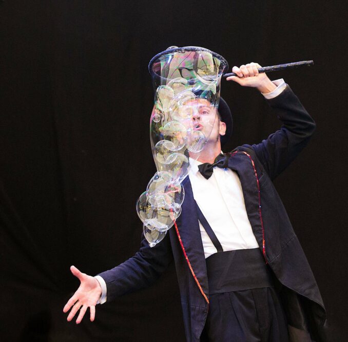 Al via la rassegna Famiglie a Teatro con “Ouverture des Saponettes” 1