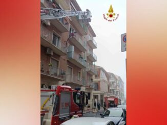 Incendiate le cantine di un edificio a 4 piani ad Asti, intossicato un residente