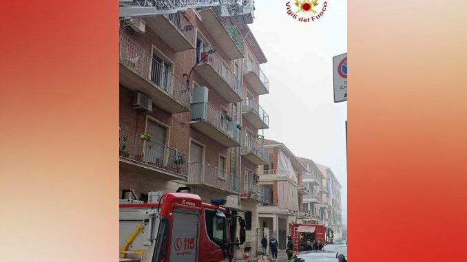 Incendiate le cantine di un edificio a 4 piani ad Asti, intossicato un residente