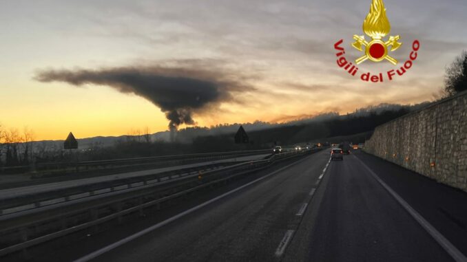 Sull'autostrada Torino-Savona incendio di un tir che trasportava plastica