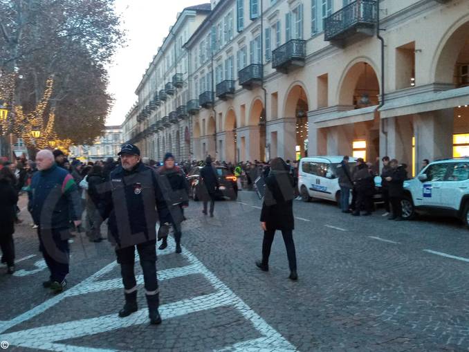 Meloni tra le casette di piazza Alfieri dopo l'incontro con Regione e sindaci 1