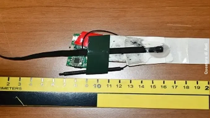 microcamera Esame per la patente con microfoni e cellulari, due denunciati ad Asti