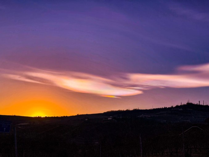 La bellezza della natura: le nubi iridescenti