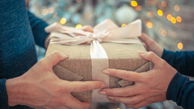 regalo - natale Natale e solidarietà: l'iniziativa della parrocchia di Narzole