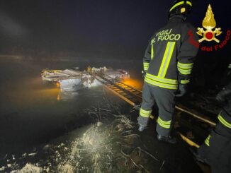 A Roddi un camion per la raccolta dei rifiuti è finito nel canale Enel