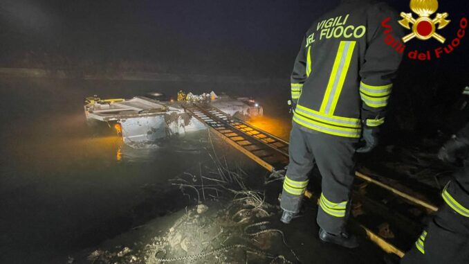 A Roddi un camion per la raccolta dei rifiuti è finito nel canale Enel