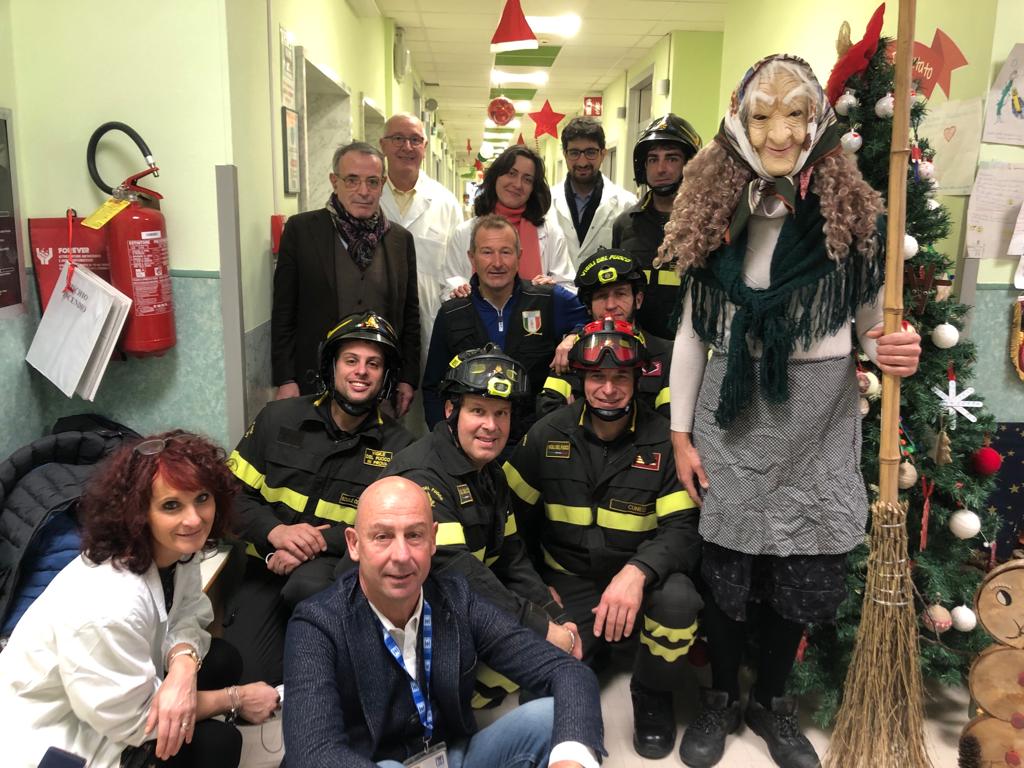 La Befana dei Vigili del fuoco dai piccoli pazienti del Santa Croce di Cuneo 2