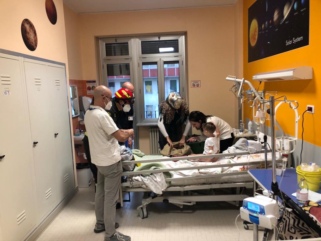 La Befana dei Vigili del fuoco dai piccoli pazienti del Santa Croce di Cuneo 3
