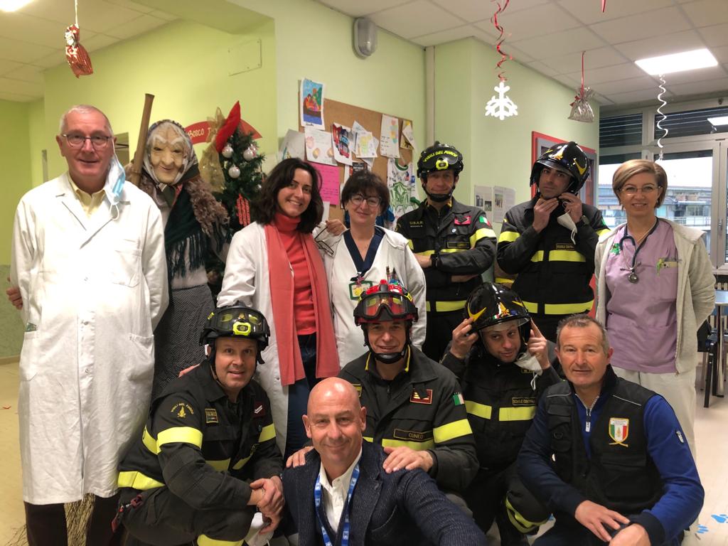 La Befana dei Vigili del fuoco dai piccoli pazienti del Santa Croce di Cuneo 4