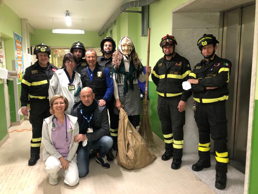 La Befana dei Vigili del fuoco dai piccoli pazienti del Santa Croce di Cuneo 6