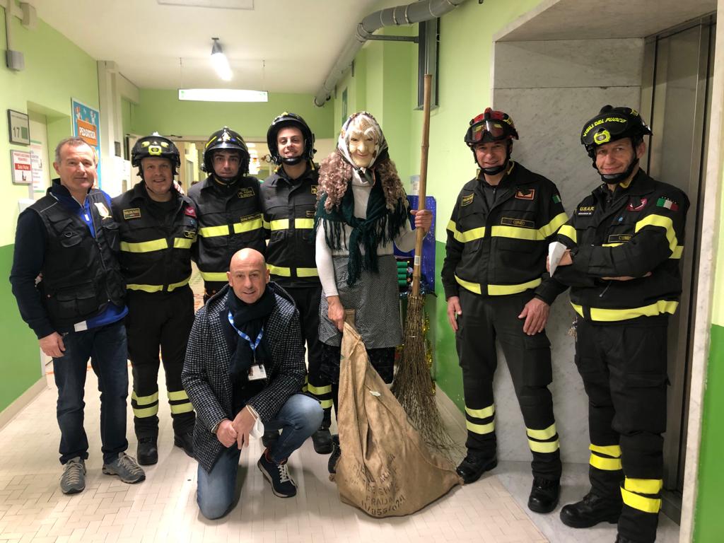 La Befana dei Vigili del fuoco dai piccoli pazienti del Santa Croce di Cuneo 7