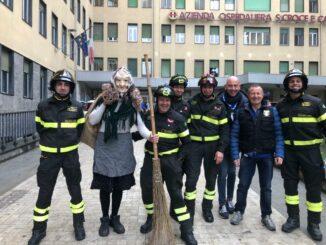 La Befana dei Vigili del fuoco dai piccoli pazienti del Santa Croce di Cuneo