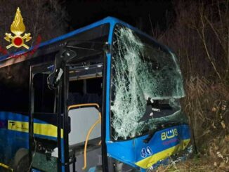 Cessole, incidente tra un autobus e un furgone: muore l'autista