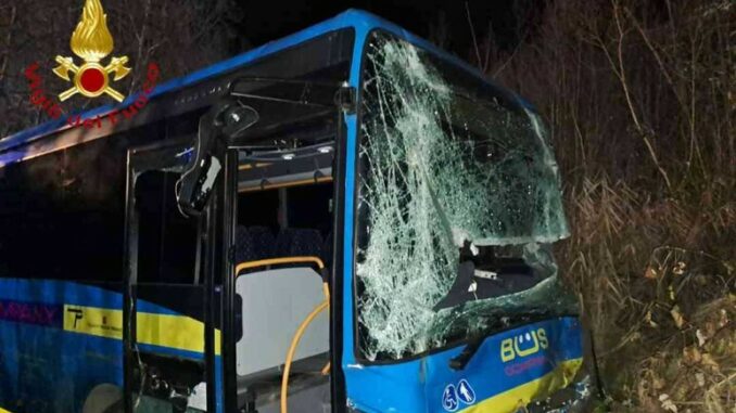 Cessole, incidente tra un autobus e un furgone: muore l'autista