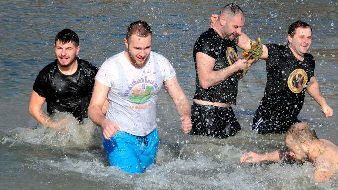 Venerdì 19, gli ortodossi macedoni festeggiano l'Epifania con il tradizionale tuffo nel Tanaro