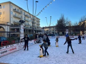 Pista di pattinaggio sul ghiaccio, il divertimento nel centro della città