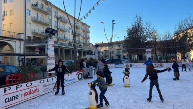 Pista di pattinaggio sul ghiaccio, il divertimento nel centro della città