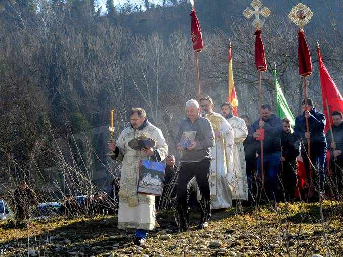 Venerdì 19, gli ortodossi macedoni festeggiano l'Epifania con il tradizionale tuffo nel Tanaro 1