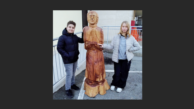 Una statua in legno in onore di