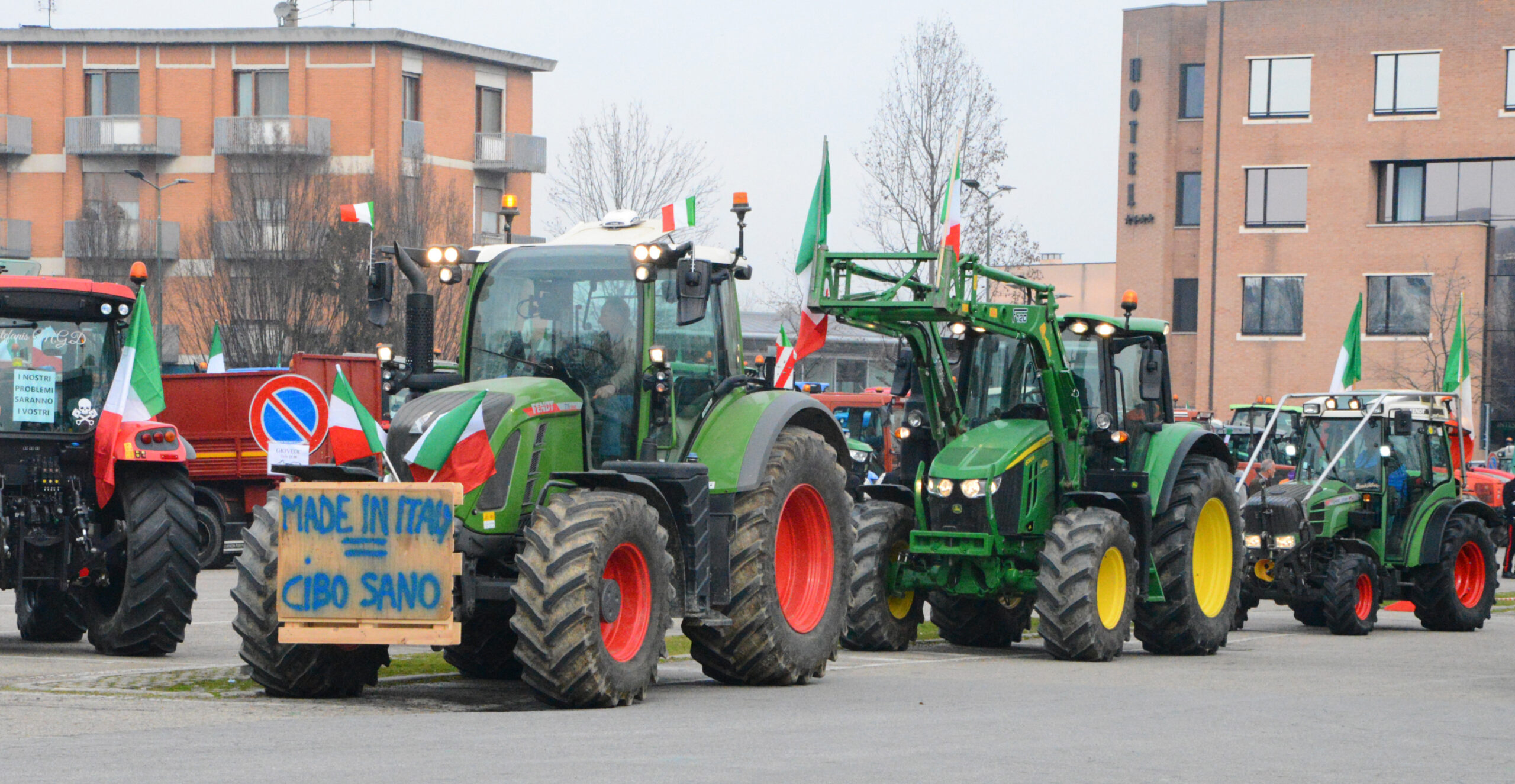 Il corteo degli agricoltori sui trattori nelle vie della città (FOTOGALLERY) 3