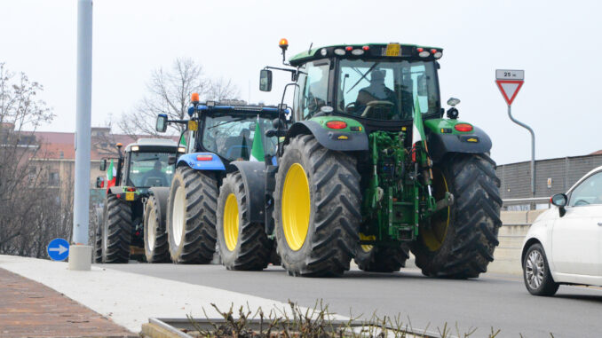 Il corteo degli agricoltori sui trattori nelle vie della citt&agrave; (FOTOGALLERY) 2