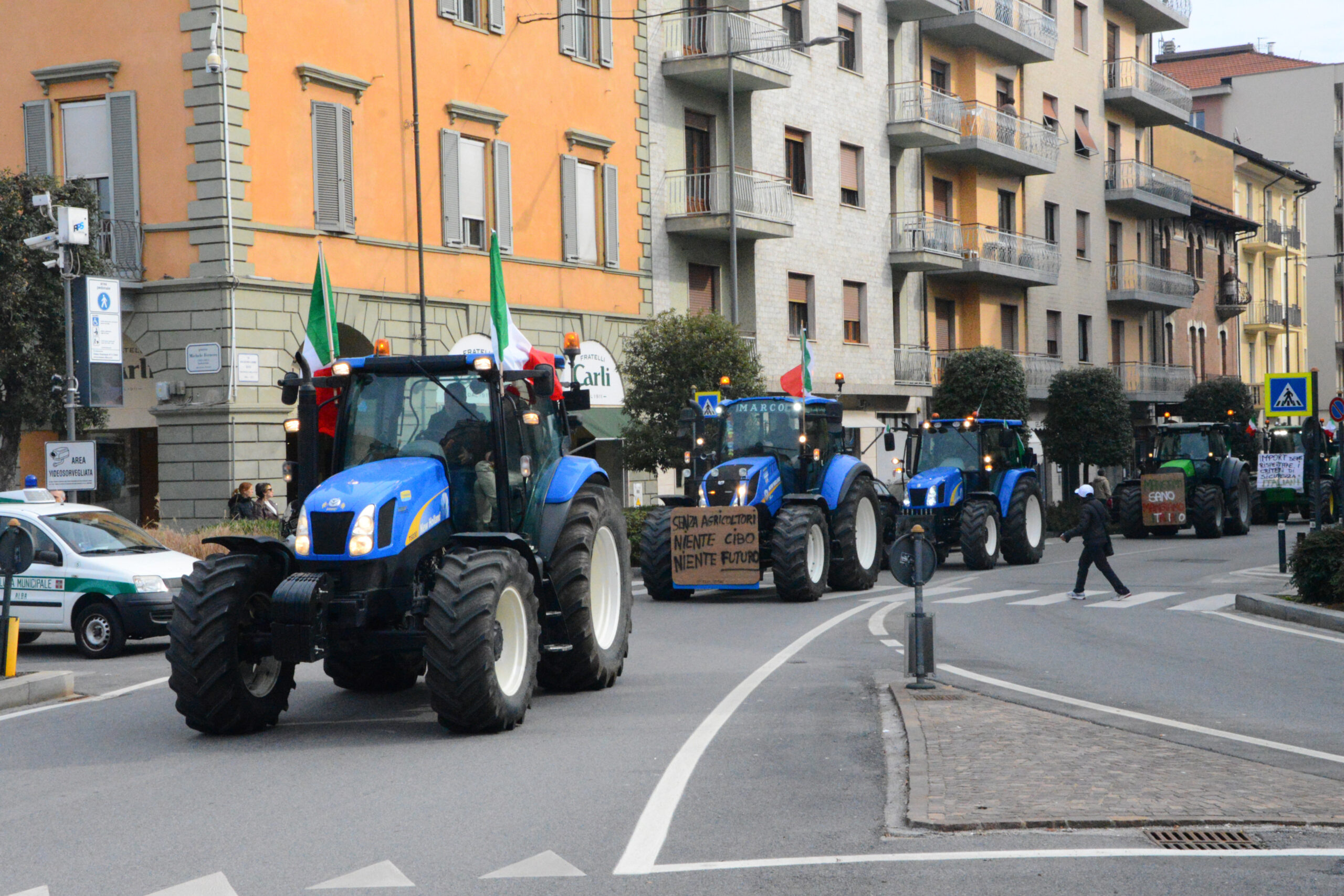 Il corteo degli agricoltori sui trattori nelle vie della città (FOTOGALLERY) 1