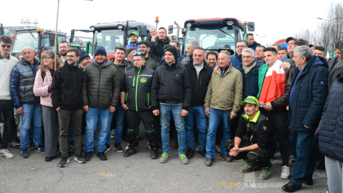 Il corteo degli agricoltori sui trattori nelle vie della città (FOTOGALLERY) 6