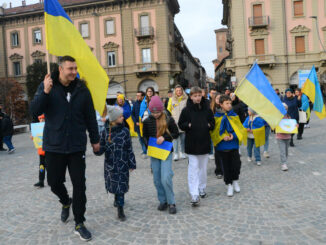 Due anni di conflitto in Ucraina, il corteo lungo le vie di Alba (FOTO e VIDEO) 5