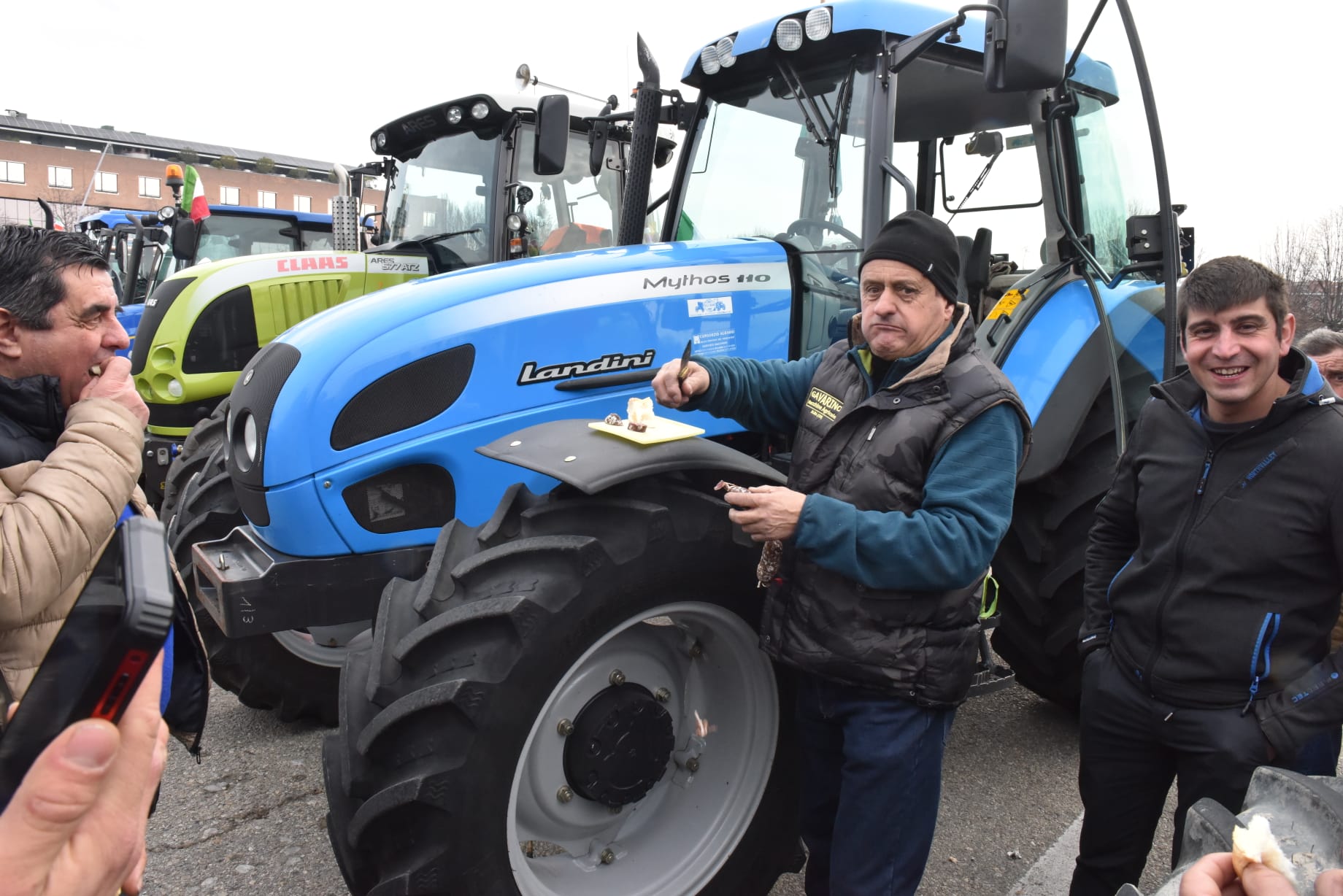 Gli agricoltori di Langhe e Roero protestano ad Alba con i trattori (FOTO e VIDEO) 9