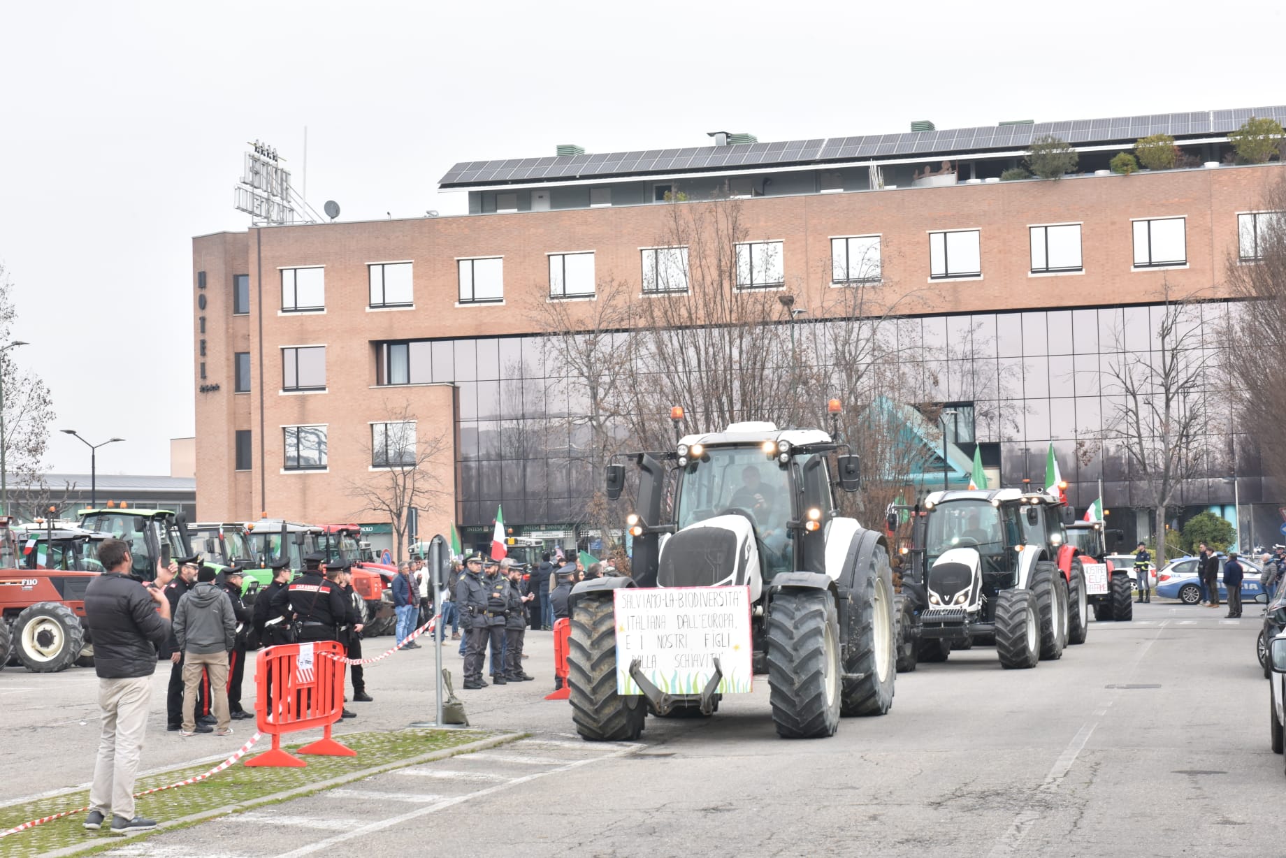 Gli agricoltori di Langhe e Roero protestano ad Alba con i trattori (FOTO e VIDEO) 13