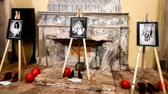 Da Cortemilia la mostra fotografica itinerante contro la violenza di genere