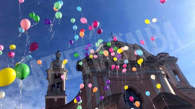 Palloncini con messaggi di pace alla festa della vita di Canale