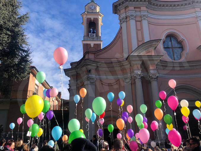 Palloncini con messaggi di pace alla festa della vita di Canale 2