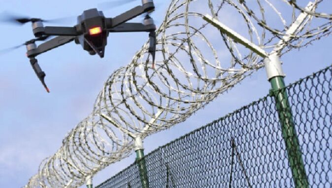 Droga e cellulari con droni nelle carceri, 4 arresti