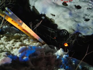 Artesina, auto fuori strada con tre persone all'interno