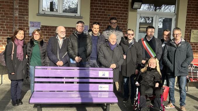 Inaugurata ad Asti la panchina viola per sensibilizzare sull'epilessia