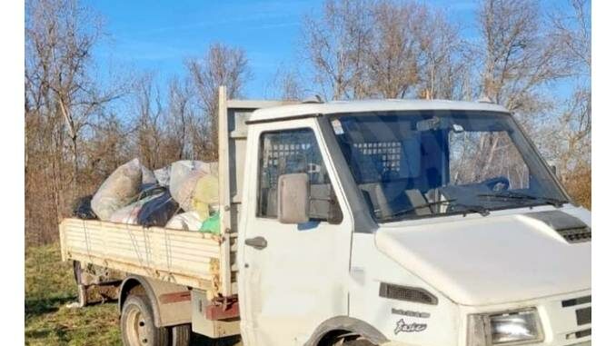 Autocarro carico di rifiuti individuato vicino al Tanaro tra Guarene e Castagnito