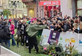 Festival di Sanremo, gli artisti sfilano sul tappeto verde 11