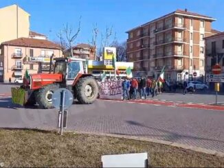 Ad Asti la protesta dei trattori, duecento agricoltori in corteo