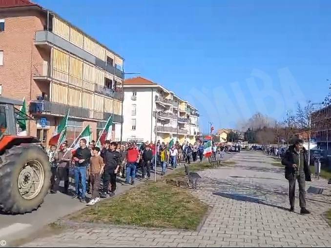 Ad Asti la protesta dei trattori, duecento agricoltori in corteo 1