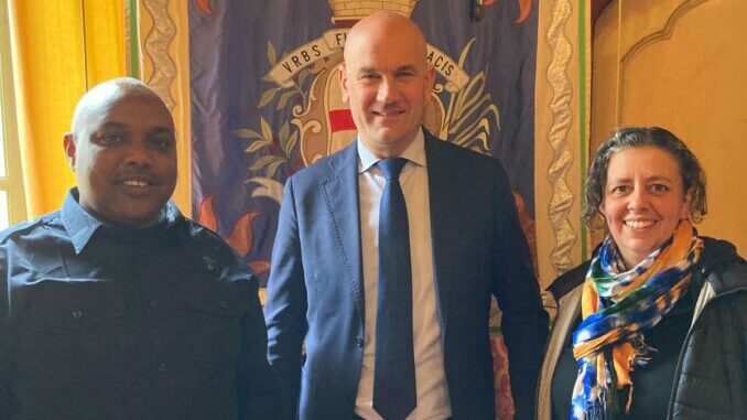 Da sinistra Voru Golicha Carlo Davico e Patrizia Manzone L’amministratore della Municipalità di Marsabit a colloquio con il sindaco Carlo Davico
