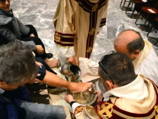 Riti della settimana Santa in cattedrale ad Alba, preparandosi per la Pasqua 6