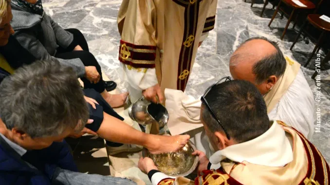 Riti della settimana Santa in cattedrale ad Alba, preparandosi per la Pasqua 6