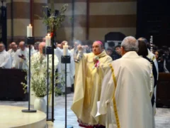 Riti della settimana Santa in cattedrale ad Alba, preparandosi per la Pasqua 3