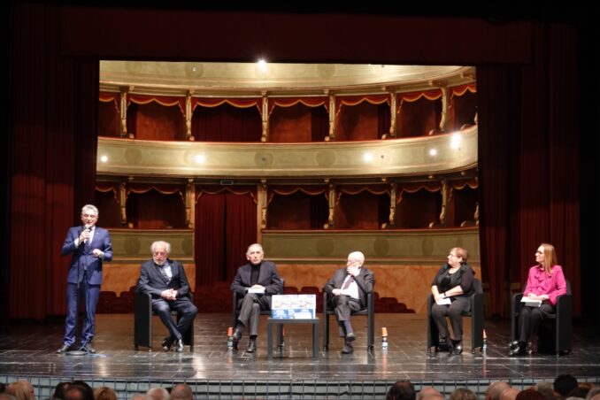 Teatro Sociale sold out per la presentazione del libro di Tomaso Zanoletti, Alba, una piccola grande città 2
