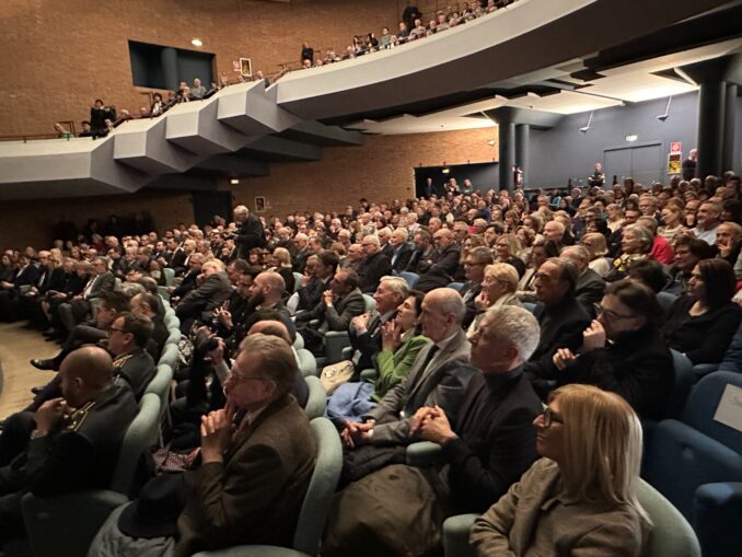 Teatro Sociale sold out per la presentazione del libro di Tomaso Zanoletti, Alba, una piccola grande città 1